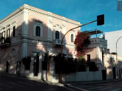 Dai colori pi� tenui e delicati sono una casa d�epoca rosa pallido, ricca di finestre e balconi decorati in pietra...